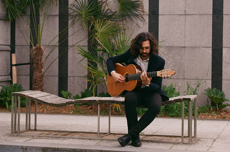 l'artiste avec sa guitare